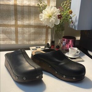 Canyon River Blues Black Leather Clogs